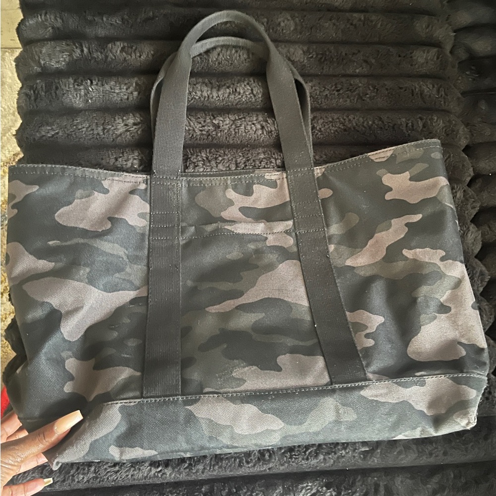 Banana Republic camouflage weekender bag